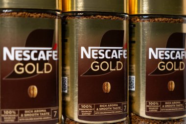 Poznan, Polonya - 2 Mayıs 2025: Zengin Aroma & Pürüzsüz Zevk ve Yoğunluk 7 ile etiketlenen, hazır kahve dolu çoklu Nescafe Altın kavanozlarının ayrıntılı bir görüntüsü