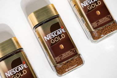 Poznan, Polonya - 2 Mayıs 2025: Bu yüksek açılı stüdyo çekiminde, tanınmış Nestle markası ve zengin aromasını vurgulayan Nescafe Gold marka hazır kahve kavanozları yer alıyor