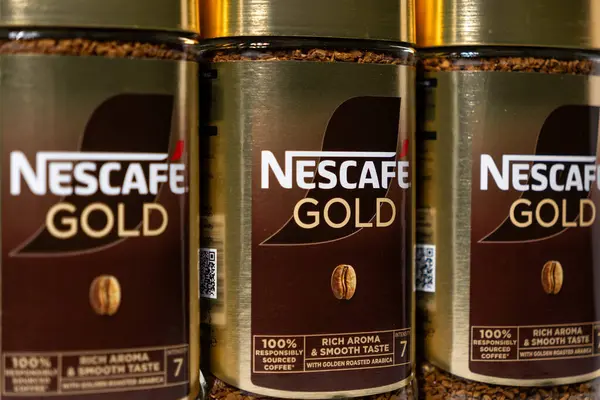 Poznan, Polonya - 2 Mayıs 2025: Zengin Aroma & Pürüzsüz Zevk ve Yoğunluk 7 ile etiketlenen, hazır kahve dolu çoklu Nescafe Altın kavanozlarının ayrıntılı bir görüntüsü