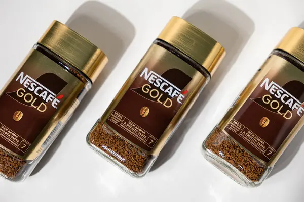 Poznan, Polonya - 2 Mayıs 2025: Bu yüksek açılı stüdyo çekiminde çoklu Nescafe Gold hazır kahve kavanozları yer almaktadır.