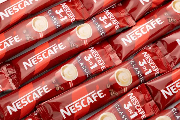 Poznan, Polonya - 2 Mayıs 2025: Bu ayrıntılı düz konum 1 klasik hazır kahve çubuklarında çok sayıda Nescafe 3 göstermektedir, tanınabilir Nestle marka ve anahtar ürün bilgisini vurgular