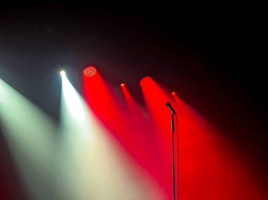 Sahnede canlı kırmızı ve beyaz ışıklarla mikrofonu aydınlatan dramatik ışıklandırma canlı müzik, performanslar, stand-up komedileri ve konuşma olayları için güçlü bir atmosfer yaratıyor.
