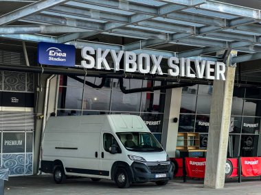 Poznan, Polonya - 22 Nisan 2025: SKYBOX SILVER işareti, PreMIUM işareti ve stadyum prim alanını ve sponsorluklarını gösteren SUPERBET pankartlarını gösteren Enea Stadion girişinin dış görünümü