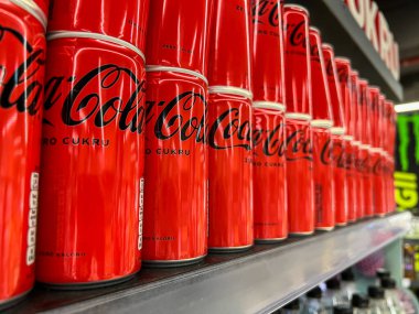 Poznan, Polonya - 23 Nisan 2025: Sıfır Şekerli, Sıfır Şekerli, Sıfır Kalorili, Polonya metni satışa hazır, Coca-Cola Sıfır Şekeri kırmızı kutularının düşük açılı görüntüsü