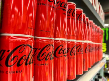 Poznan, Polonya - 23 Nisan 2025: Perakende satışa sunulan Coca-Cola Sıfır Şeker kutuları Sıfır Şeker, Sıfır Kalori metni, satılık ürün