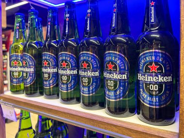 Poznan, Polonya - 23 Nisan 2025: Heineken 0.0 Alkolsüz bira şişeleri perakende rafında 0.0 Alkolsüz Bira Satılık
