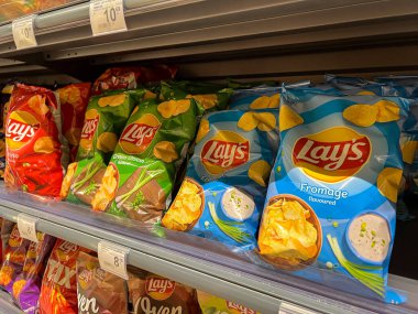 Poznan, Polonya - 23 Nisan 2025: Lay 'in patates cipsi paketleri Polonya, Yeşil Soğan ve Fromage Flavoured' da satışa sunuldu