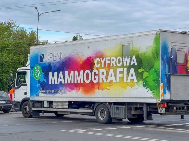Poznan, Polonya - 07 Mayıs 2025: Açık organizasyon mobil kamyonu Lehçe renkli grafik ve dijital mammografi metni içeriyor, sağlık taramasını destekliyor