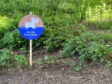 Poznan, Polonya - 11 Mayıs 2025: Köpek ikonlu dairesel Kester köpek atığı tabelası.