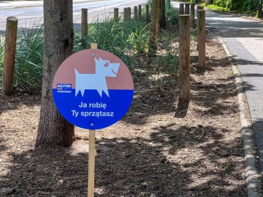 Poznan, Polonya - 11 Mayıs 2025: Köpek ikonlu dairesel Kester köpek atığı tabelası.