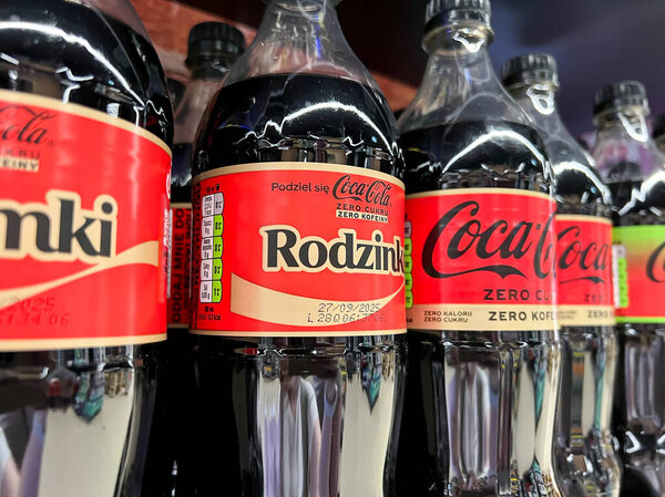 Познань, Польша - 23 апреля 2025: Coca-Cola Zero Сахарные бутылки на розничной полке шоу Zero Sugar, Zero Caffeine, Семейный текст на польском языке, продукт на продажу