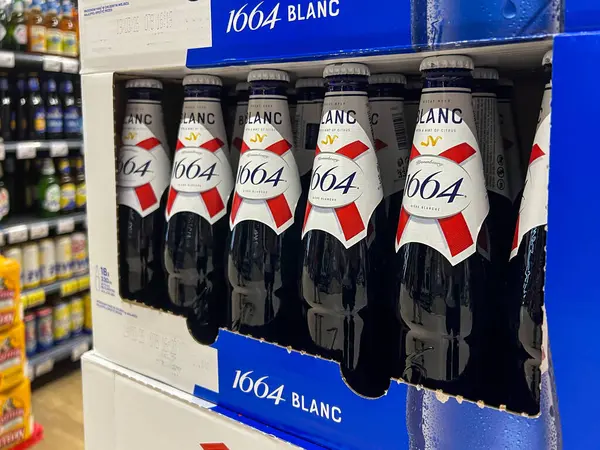 Poznan, Polonya - 28 Nisan 2025: Kronenbourg 1664 Blanc marka cam bira şişeleri perakende satışa sunulmuştur.