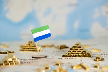 Küresel haritada altın külçeleriyle Sierra Leone bayrağı, mineral zenginliği, yatırım fırsatları ve ekonomik büyümeyi kopya alanı ile betimliyor