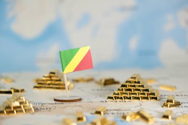 Dünya haritasında Kongo bayrağı altın külçelerle çevrili, ulusal kaynak zenginliği, ekonomik büyüme ve net kopya alanı ile küresel yatırım umutlarını simgeleyen