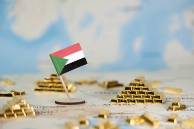 Sudan 'ın minyatür bayrağı, ülkenin doğal kaynak zenginliğini, küresel finans piyasalarını ve emtia değerini temsil eden sayısız parıldayan altın külçesiyle bir dünya haritasına yerleştirildi.