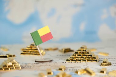 Bulanık bir dünya haritasında altın çubuk piramitleri arasında duran Benin bayrağı ulusal refahı, küresel ekonomik stratejiyi ve geniş bir alana sahip kaynak yönetimini somutlaştırıyor.