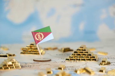 Eritre bayrağı dünya haritasında ulusal zenginliği, değerli metal kaynaklarını, küresel ekonomik yatırımı ve ticaret potansiyelini gösteren parlak altın külçeleriyle