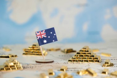 Dünya haritasına yerleştirilmiş küçük bir Avustralya bayrağı, Avustralya 'nın bol mineral kaynakları, küresel ticaret ve finansal yatırım olanaklarını sembolize ediyor.