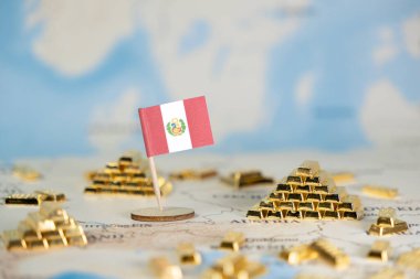 Dünya haritasındaki minyatür Peru bayrağı ve altın külçeleri, ülkenin kaynak zenginliğini, ekonomik etkisini ve uluslararası ticaret fırsatlarını simgeliyor.