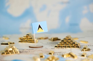 Dünya haritasında altın külçeleri bulunan Saint Lucia bayrağı, ülkenin ekonomik potansiyelini, küresel ticaretini, yatırımını ve mavi kopya alanını gösteriyor