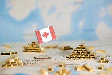 Kanada bayrağı, ulusal ekonomik refahı, değerli kaynakları ve küresel mali nüfuzu gösteren, bir dünya haritasında parıldayan altın külçeler arasında yer almaktadır.