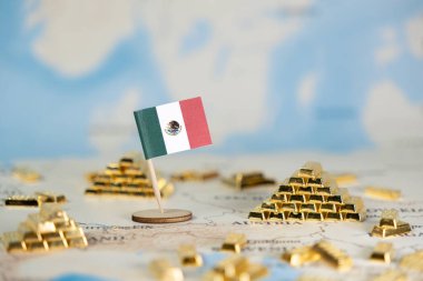 Dünya haritasında canlı bir Meksika bayrağı, ulusal ekonomik refah, kaynak bolluğu ve küresel finans piyasasını temsil eden dağınık altın külçelere sahiptir.