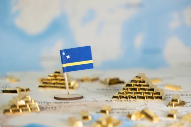 Curacao 'nun bayraklarının dünya haritasında ulusal ekonomik refahı, küresel ticareti ve yatırım potansiyelini kopya alanla temsil eden dağınık altın külçelerle detaylandırılmış hali.
