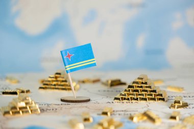 Küresel haritada küçük Aruba bayrağı ve pek çok altın külçe ülke ekonomik istikrarını, değerli ulusal kaynağı ve finansal büyüme potansiyelini gösteriyor