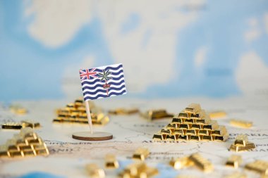 Dünya haritasında İngiliz Hint Okyanusu ve altın külçelerinin bayrağı küresel kaynakları, stratejik önemi ve ekonomik yatırımı gösteriyor.