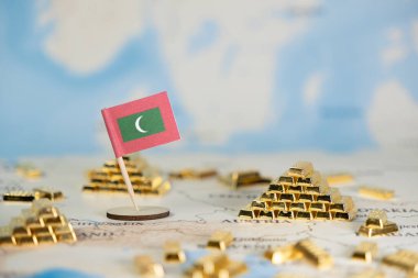 Maldivler bayrağı, ulusal ekonomik refahı, küresel yatırımı ve zenginliği sembolize ederek, dünya haritasında parıldayan altın külçeler arasında belirgin bir şekilde duruyor.