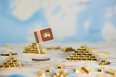 Bir dünya haritasında Sri Lanka bayrağı ve altın külçeleri, ülkenin mali durumunu, ekonomik umutlarını ve küresel kaynak yönetimini ön plana çıkararak, temiz kopya alanı sunuyor