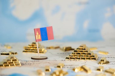 Küçük Moğol bayrağı ve parlak altın külçeleri, ulusal ekonomik potansiyel, kaynak geliştirme ve küresel yatırımın vurgulandığı bir dünya haritasında yer almaktadır.