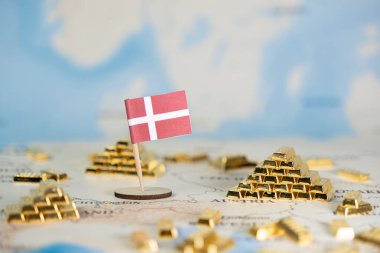Altın külçeli bir Danimarka bayrağı, ulusal ekonomik refahı, mali istikrarı ve küresel yatırım stratejilerini sembolize ederek, kopya alanı sunar.