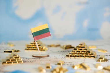 Litvanya bayrağı dünya haritasında, parlak altın külçeleriyle çevrili, ulusal ekonomik zenginliği, finansal güvenliği ve küresel yatırım potansiyelini simgeleyen