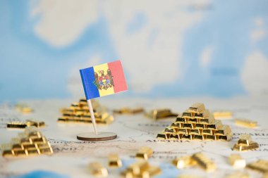 Dünya haritasındaki minyatür altın külçeleri arasında, küresel yatırım temaları için ekonomik istikrar ve ulusal zenginliği açık kopya alanı ile tasvir eden küçük bir Moldova bayrağı gururla duruyor.