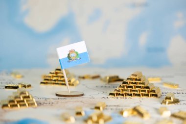 Dünya haritasında altın külçeli San Marino bayrağı ulusal mali istikrar, ekonomik rezervler ve ülkeler için küresel pazar konumunu sembolize ediyor