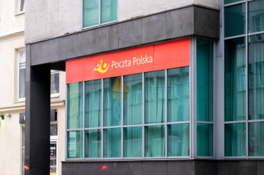 Poznan, Polonya - 30 Nisan 2025: Poczta Polska modern konutları, parlak kırmızı işareti ve logosu, güvenilir devlet posta iletişim hizmetlerini sembolize ediyor