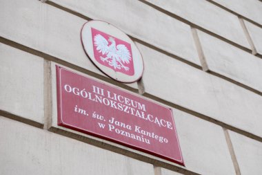 Poznan, Polonya - 30 Nisan 2025: Liceum Ogolnoksztalcace im. Jana Kantego lise tabelası, Polonya eğitimini ve ulusal kurumsal kimliğini gösteriyor.