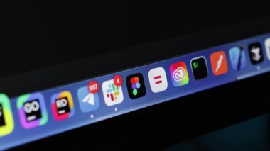 Poznan, Polonya - 30 Nisan 2025: Aerodinamik bilgisayar ve üretkenlik için modern yazılım sunan, dijital ekranda fare imleci Numi uygulama simgesi