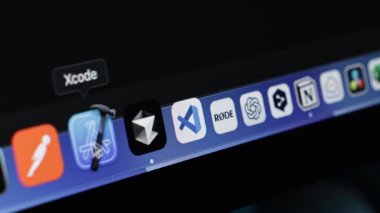 Poznan, Polonya - 30 Nisan 2025: RODE Merkezi uygulama arayüzü, profesyonel ses yazılımı kullanımını gösteren odaklanmış fare imleci ile bir dizüstü bilgisayar ekranında