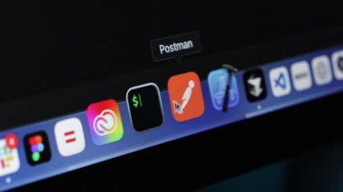 Poznan, Polonya - 30 Nisan 2025: API geliştirme ve test için yaygın olarak kullanılan bir uygulama olan Postacı, ekranda gösterilen, modern yazılım mühendisliğini temsil ediyor