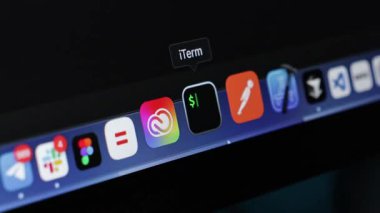 Poznan, Polonya - 30 Nisan 2025: iDönem uygulama simgesi profesyonel bir dizüstü ekranda, modern yazılım geliştirme merkezi ve sağlam komut satırı operasyonlarında açıkça görülebilir