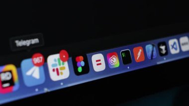 Poznan, Polonya - 30 Nisan 2025: MacBook rıhtımında Adobe 'un yaratıcı tasarım, düzenleme ve illüstrasyon süitine girişi temsil eden işaretçi havada asılı duran Adobe Creative Cloud uygulama simgesinin yakın çekimi