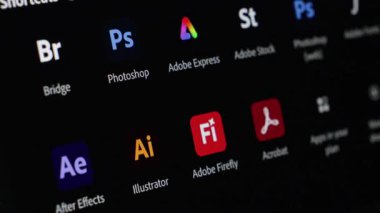 Poznan, Polonya - 30 Nisan 2025: Photoshop, Illustrator ve Firefly gibi çeşitli Adobe uygulamalarının dijital tasarım ve içerik oluşturulması için hayati önem taşıyan bir ekran