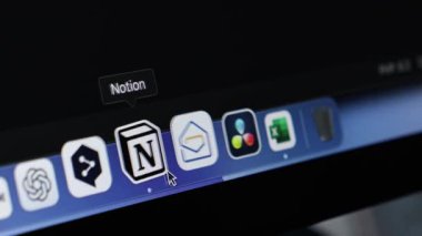 Poznan, Polonya - 30 Nisan 2025: DaVinci Çözünürlük uygulama simgesi profesyonel video düzenleme ve ileri üretim sonrası görevler için hayati önem taşıyan bir dizüstü bilgisayarda vurgulandı