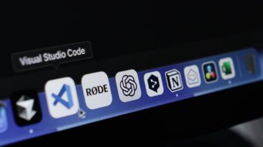 Poznan, Polonya - 30 Nisan 2025: MacBook rıhtımındaki DeepL simgesine çok dilli metin işleme, küresel iletişim için yapay zeka ile çalışan çeviri aracının kullanımını gösteren işaretleyici ile yakın çekim