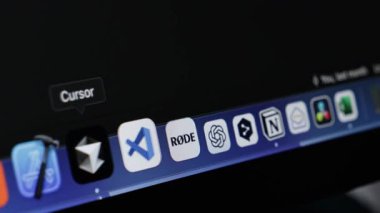 Poznan, Polonya - 30 Nisan 2025: ChatGPT uygulama simgesi bir dizüstü ekranda, yapay zekanın modern iletişim ve yenilik üzerindeki etkisini gösteriyor