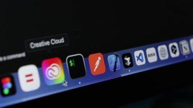 Poznan, Polonya - 30 Nisan 2025: Karanlık bir bilgisayar ekranındaki Xcode uygulama simgesinin detaylı görünümü, fare imleci ile yazılım geliştirme üzerine odaklanmış