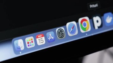 Poznan, Polonya - 30 Nisan 2025: MacBook rıhtımında güvenli uygulama dağılımı, sistem güncellemeleri için kullanılan yerli MacOS yazılım merkezini gösteren işaretleyici ile Uygulama Mağazası simgesine yakın plan