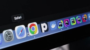 Poznan, Polonya - 30 Nisan 2025: MacBook rıhtımındaki, imleç işaretli, geliştiriciler tarafından inşa ve test için kullanılan popüler konteyner platformunu gösteren, Liman Masaüstü simgesine yakın çekim